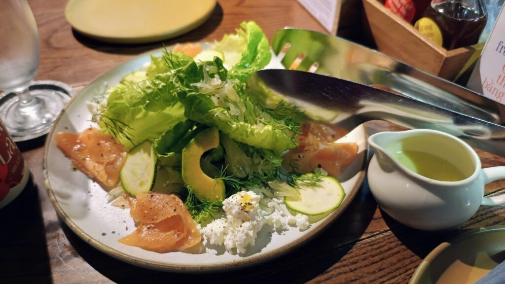 サーモンとアボカドのグリーンサラダ1