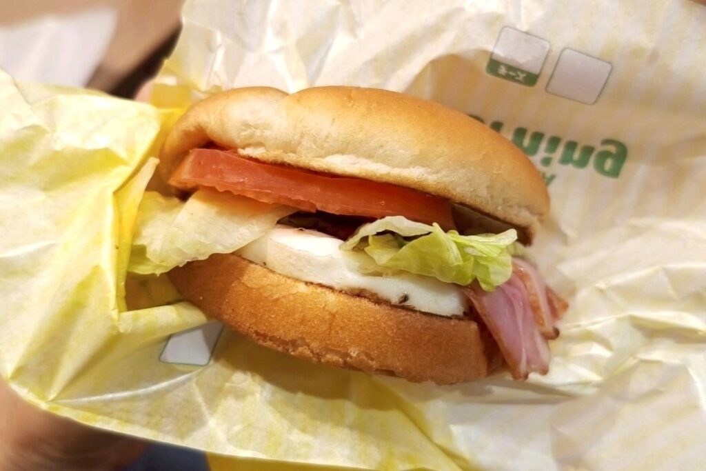 ベーコンエッグトマレタサンド3