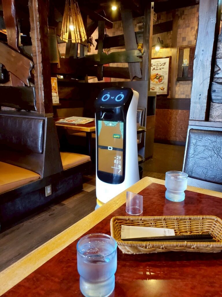 かわいい配膳ロボット1