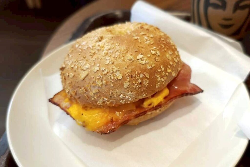 ベーコンエッグチーズ ベーグルサンド2