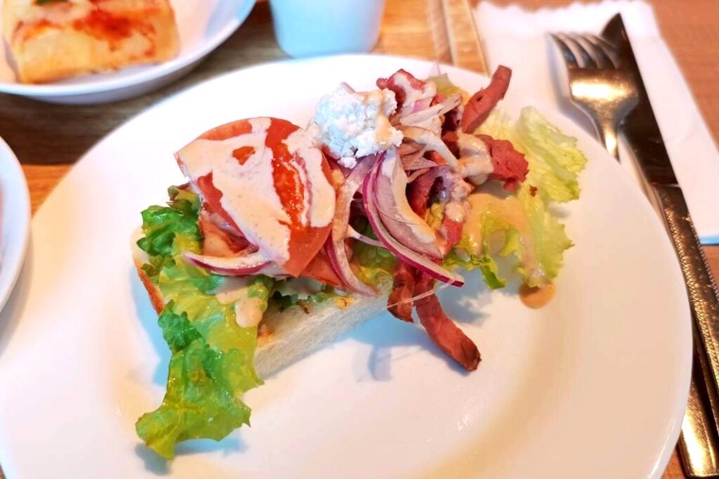 オープンサンドイッチ