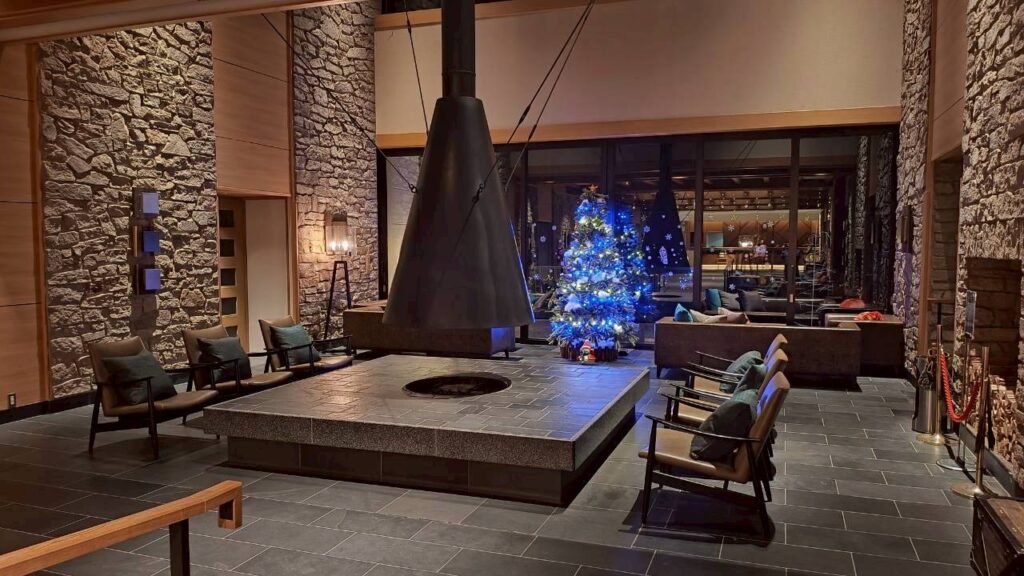 朝の暖炉ラウンジ