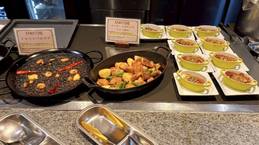 イカスミパエリア
サーモンとポテトのバター炒め