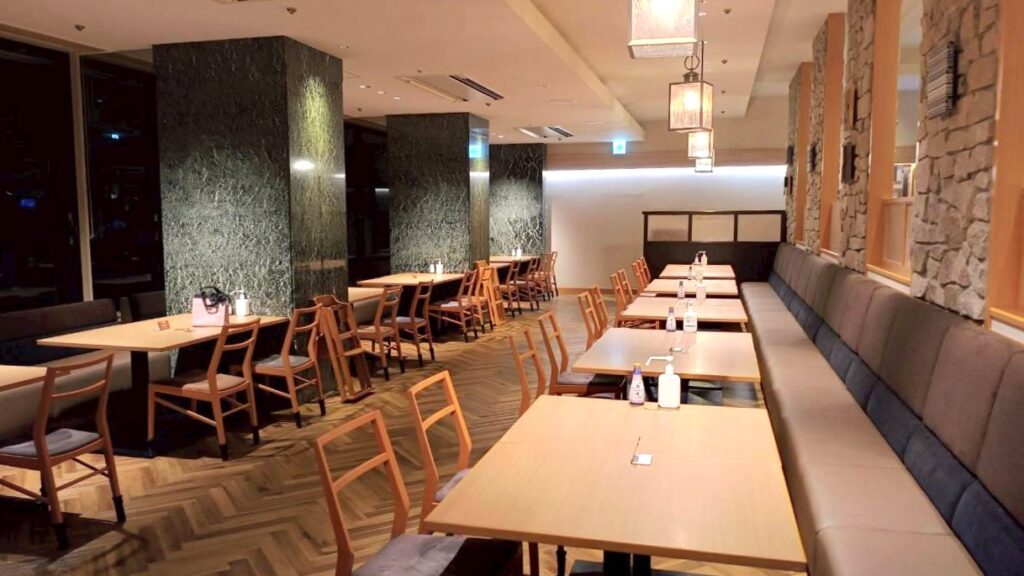 夕食時レストラン２