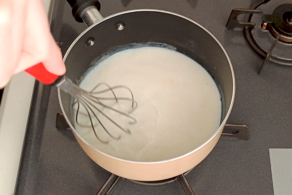 ダマにならないように混ぜる