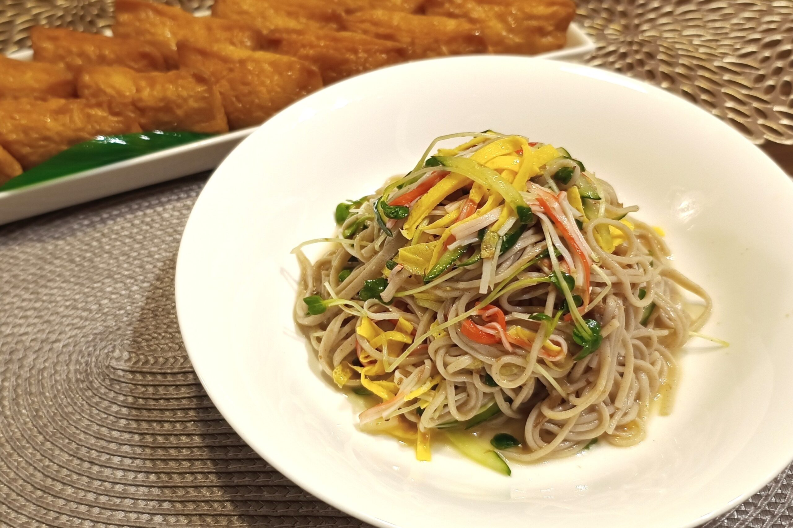 蕎麦サラダとお稲荷さん