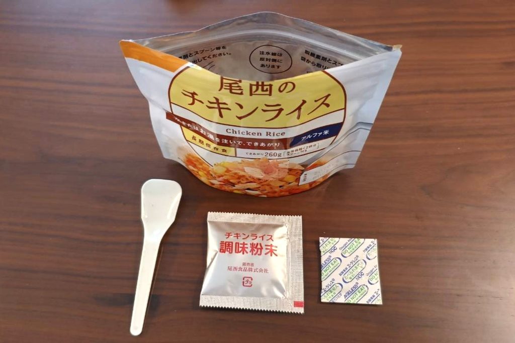 脱酸素剤とスプーンを取り出す