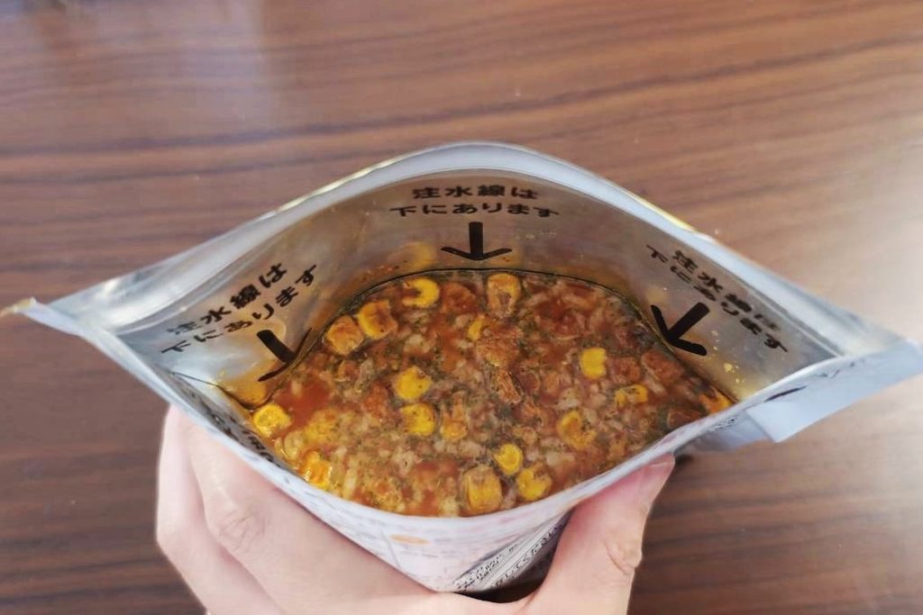 注水線までお湯または水を注ぐ