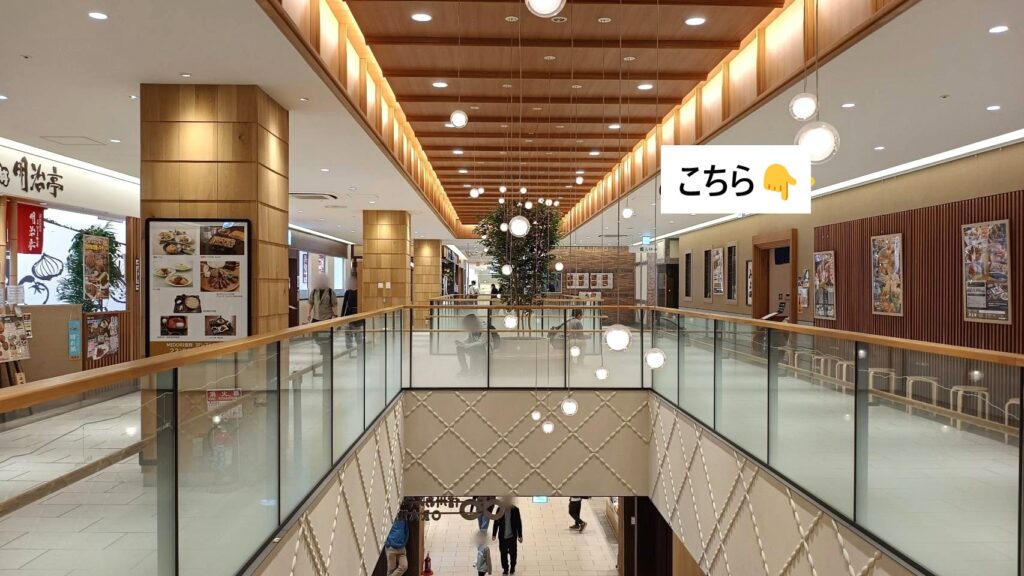 階段を上がって右側