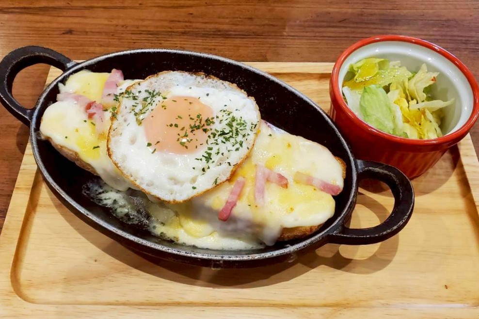 オープンカスクートクロックムッシュ風 サラダ付き