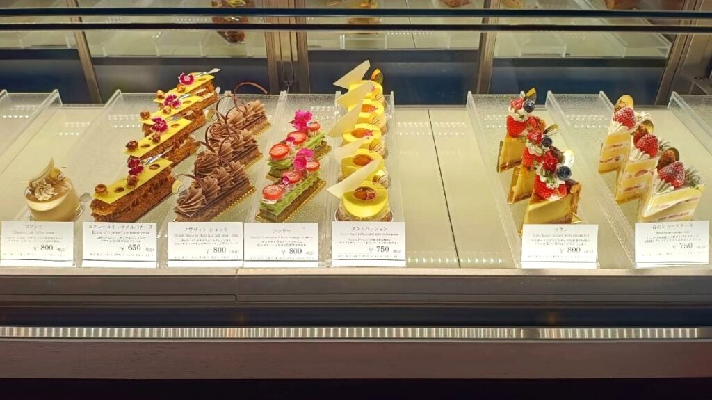 ショーケース内のケーキ1
